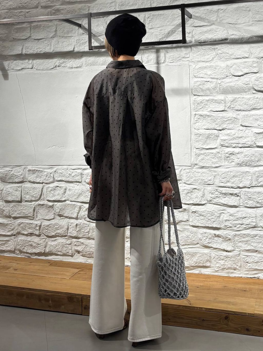 ホワイト系のデニムパンツ、シルバー系のショルダーバッグ、イエロー系のサンダルを着用したレディースの春コーディネートの5枚目の写真