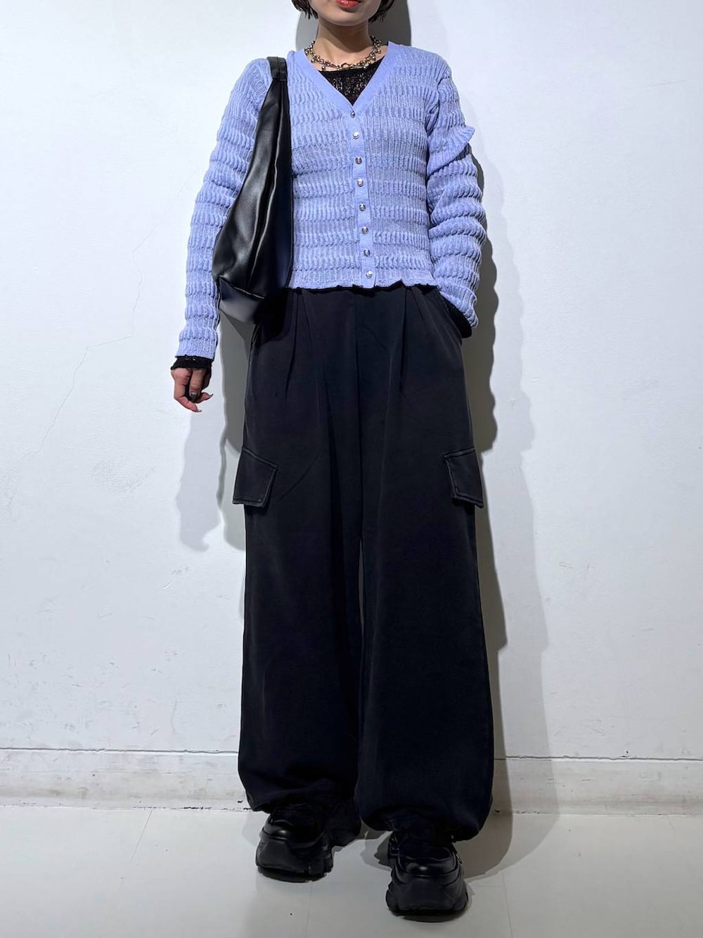 ブラック系のスニーカー、ブラック系のトートバッグ、ブラック系のTシャツ/カットソーを着用したレディースの春コーディネートの3枚目の写真