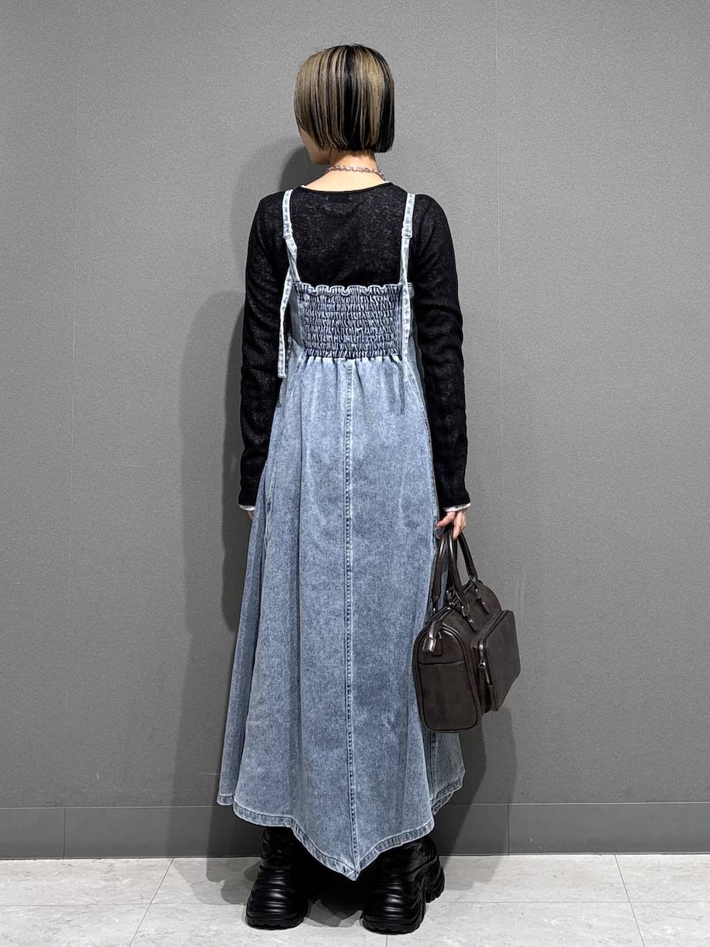 ブラック系のスニーカー、グレー系のショルダーバッグ、ブルー系のワンピースを着用したレディースの春コーディネートの5枚目の写真