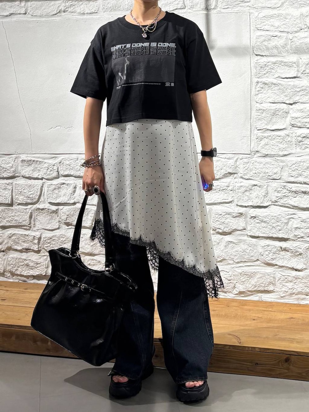 ブラック系のTシャツ/カットソー、ホワイト系のチュニック、ブルー系のデニムパンツを着用したレディースの夏コーディネートの3枚目の写真