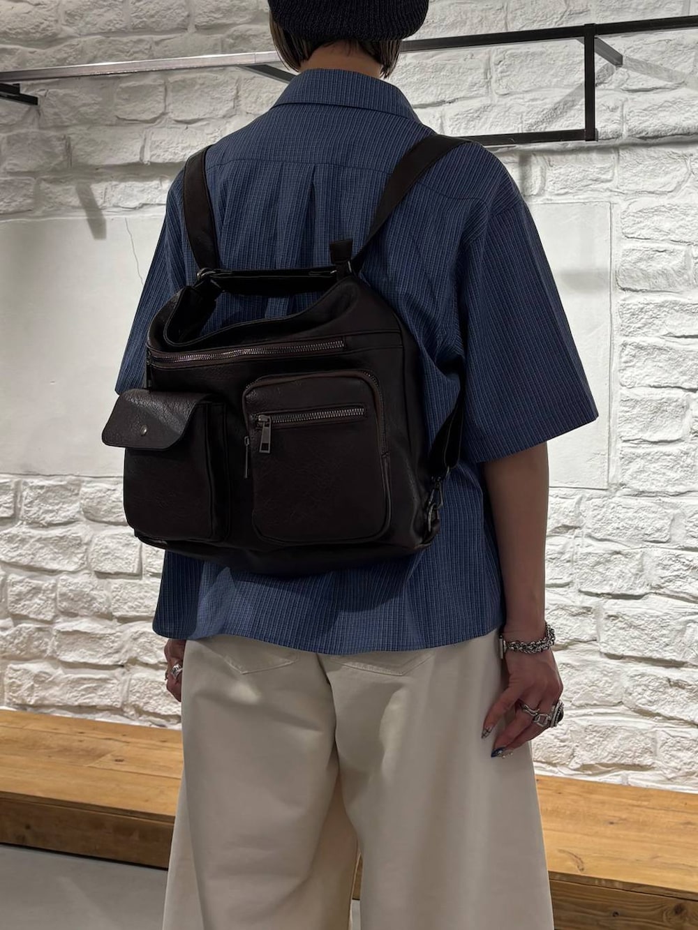 ブルー系のシャツ/ブラウス、ベージュ系のスラックス、ブラック系のスニーカーを着用したレディースの夏コーディネートの6枚目の写真