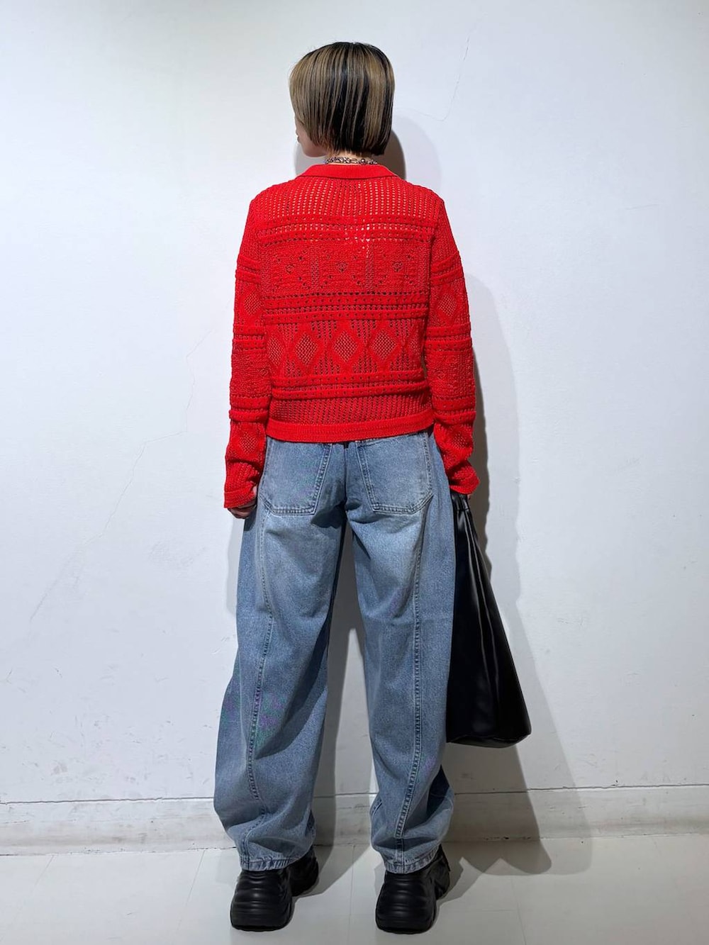 ブラック系のスニーカー、ブラック系のキャミソール、ブルー系のデニムパンツを着用したレディースの春コーディネートの5枚目の写真