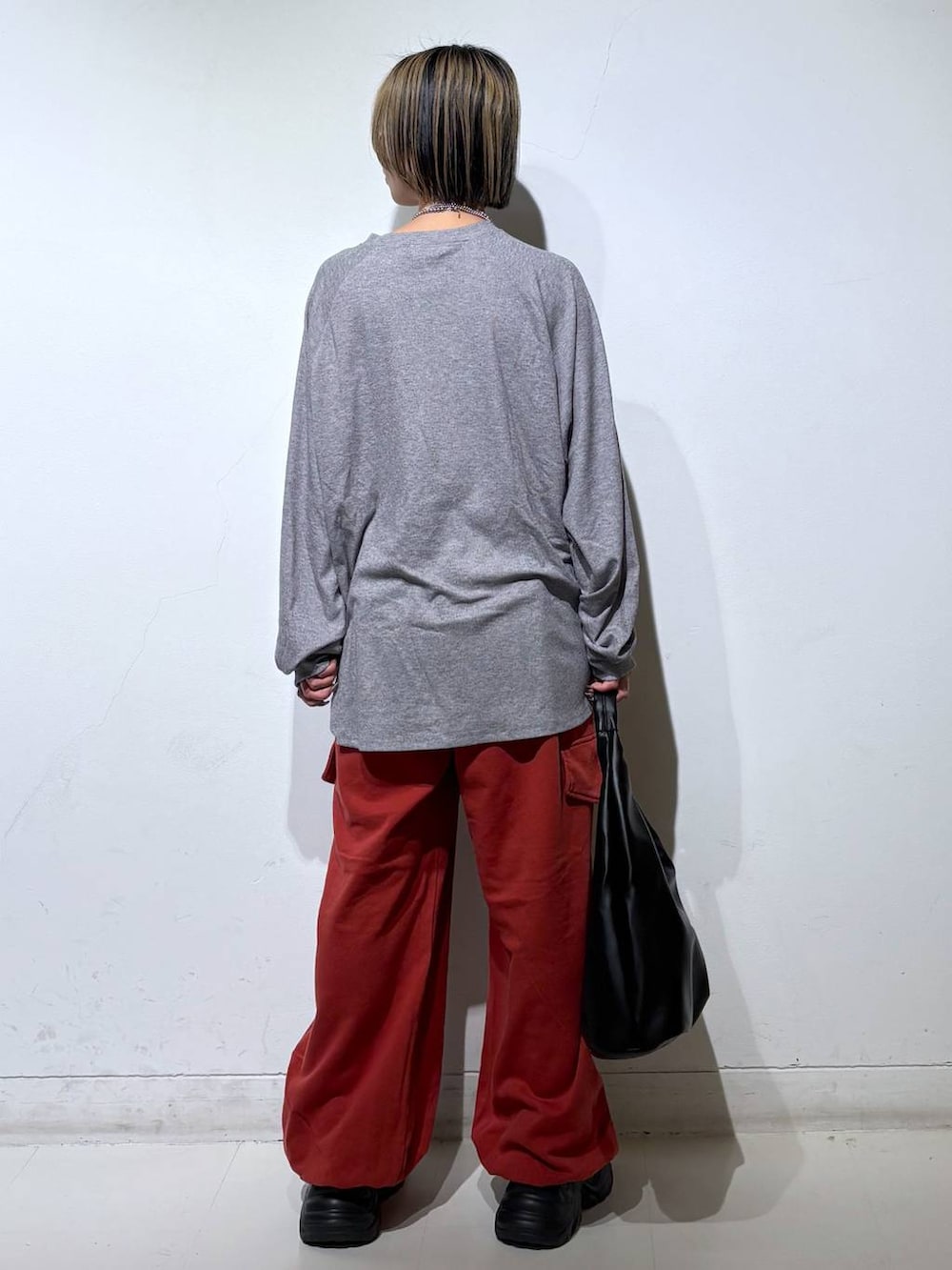 ブラック系のスニーカー、ブラック系のトートバッグ、グレー系のTシャツ/カットソーを着用したレディースの春コーディネートの5枚目の写真