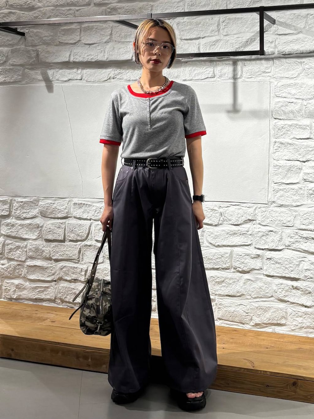 ブラック系のサンダル、その他のトートバッグ、グレー系のTシャツ/カットソーを着用したレディースの夏コーディネートの2枚目の写真
