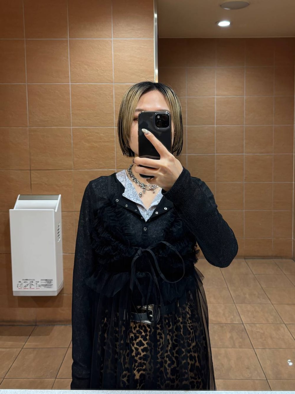 ブラック系のワンピース、ブラック系のTシャツ/カットソー、ブルー系のTシャツ/カットソーを着用したレディースの春コーディネートの5枚目の写真