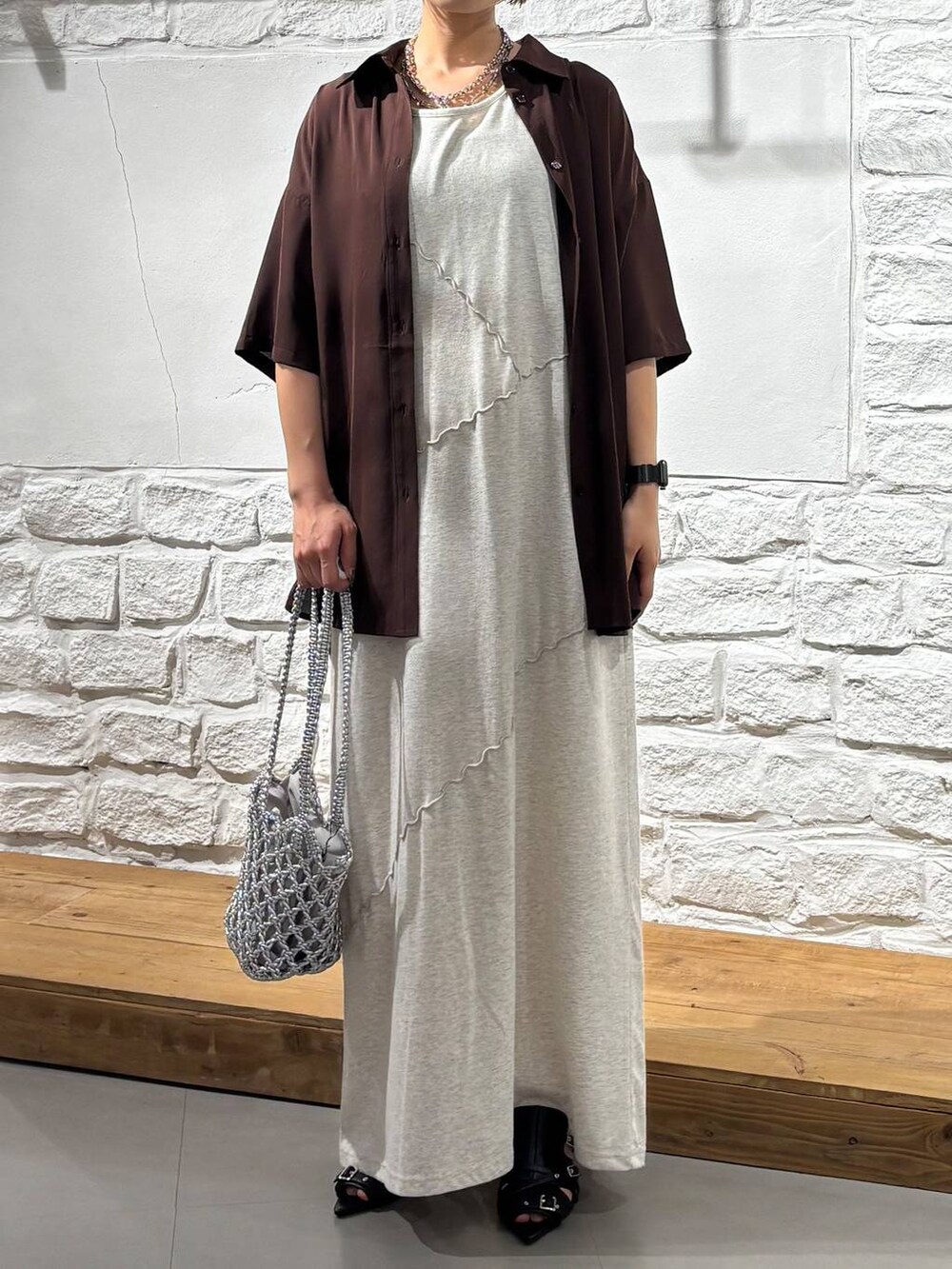 ベージュ系のワンピース、シルバー系のショルダーバッグ、ブラック系のサンダルを着用したレディースの夏コーディネートの3枚目の写真