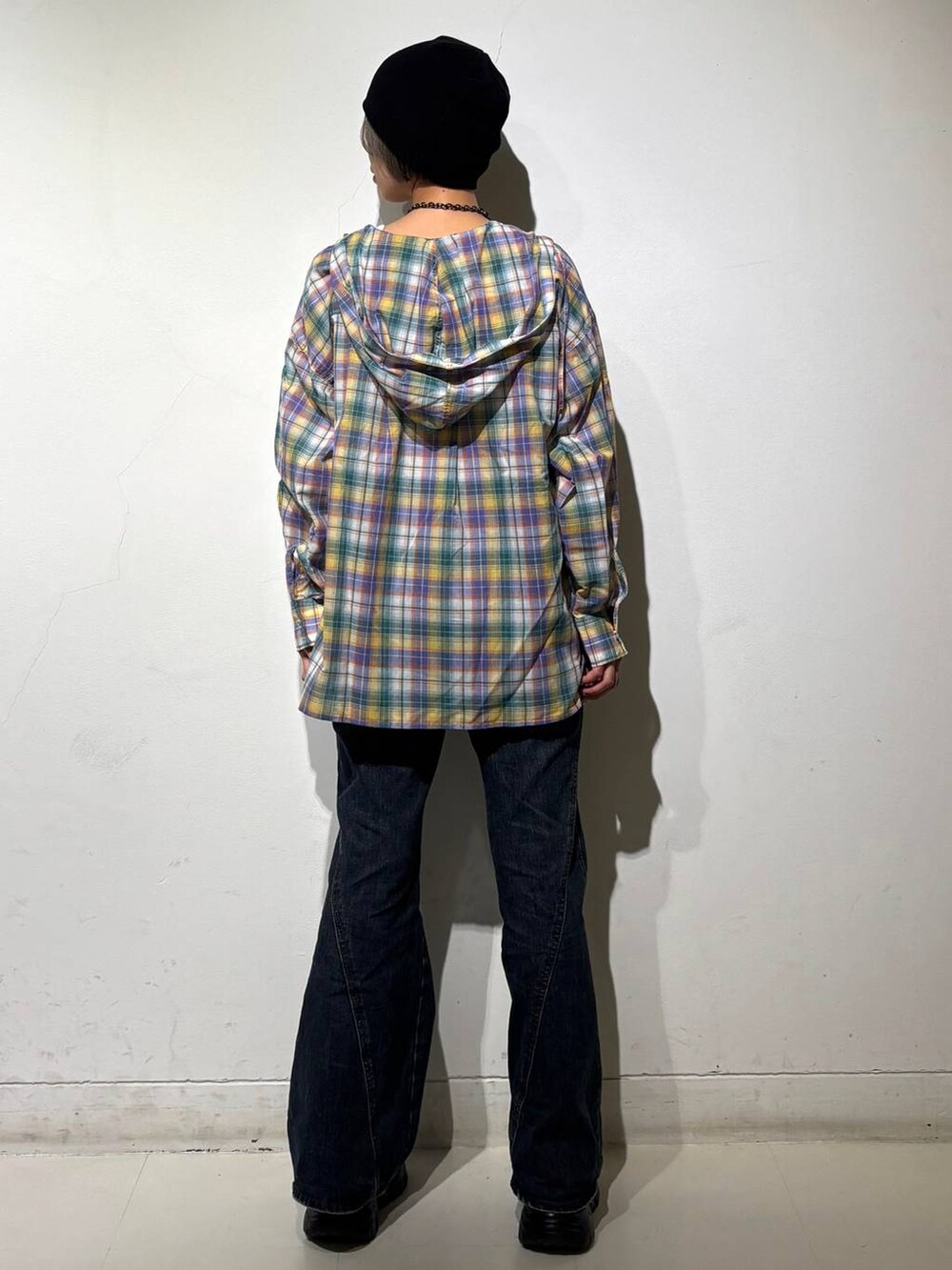ブルー系のデニムパンツ、ホワイト系のタンクトップ、イエロー系のシャツ/ブラウスを着用したレディースの春コーディネートの5枚目の写真