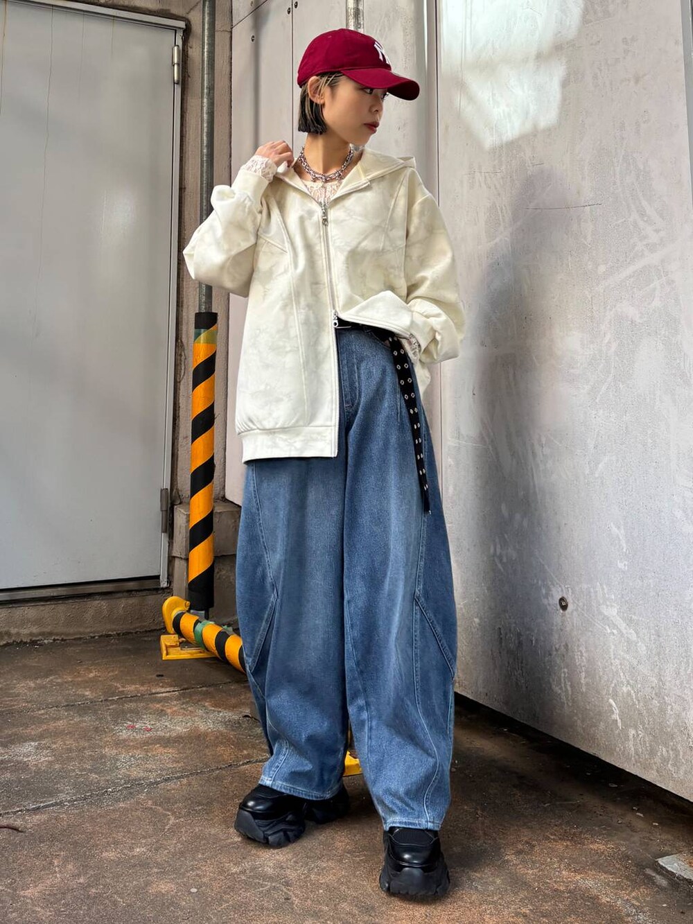 ブラック系のブーツ、ホワイト系のTシャツ/カットソー、ホワイト系のパーカーを着用したレディースの冬コーディネートの8枚目の写真