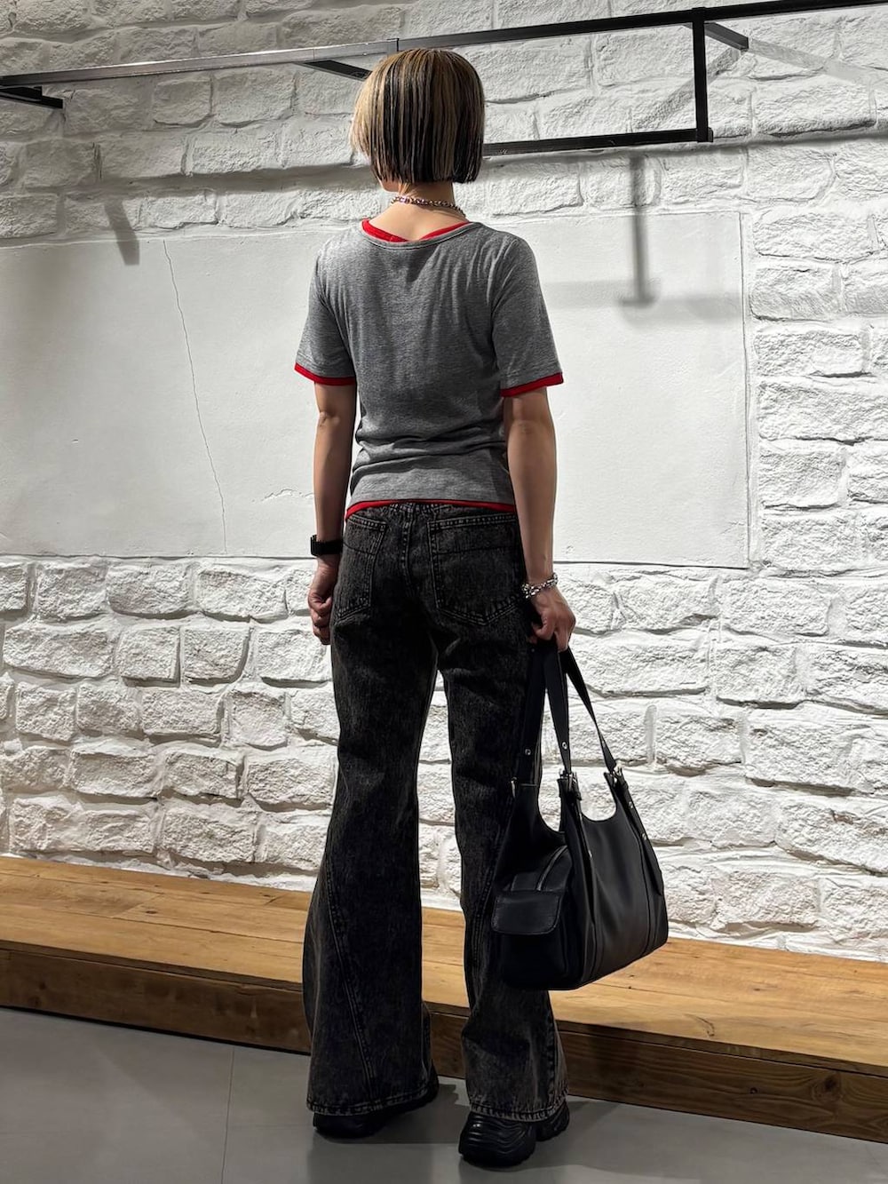 ブラック系のデニムパンツ、ブラック系のサンダル、ブラック系のハンドバッグを着用したレディースの春コーディネートの5枚目の写真