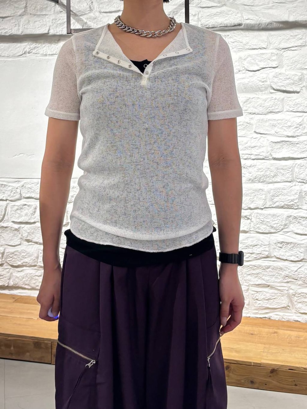 パープル系のカーゴパンツ、ブラック系のタンクトップ、ホワイト系のTシャツ/カットソーを着用したレディースの夏コーディネートの3枚目の写真