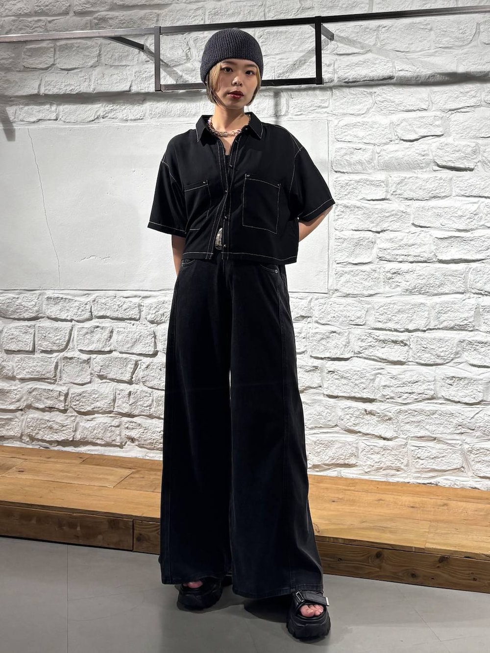 ブラック系のデニムパンツ、ブラック系のシャツ/ブラウス、ブラック系のキャミソールを着用したレディースの夏コーディネートの2枚目の写真