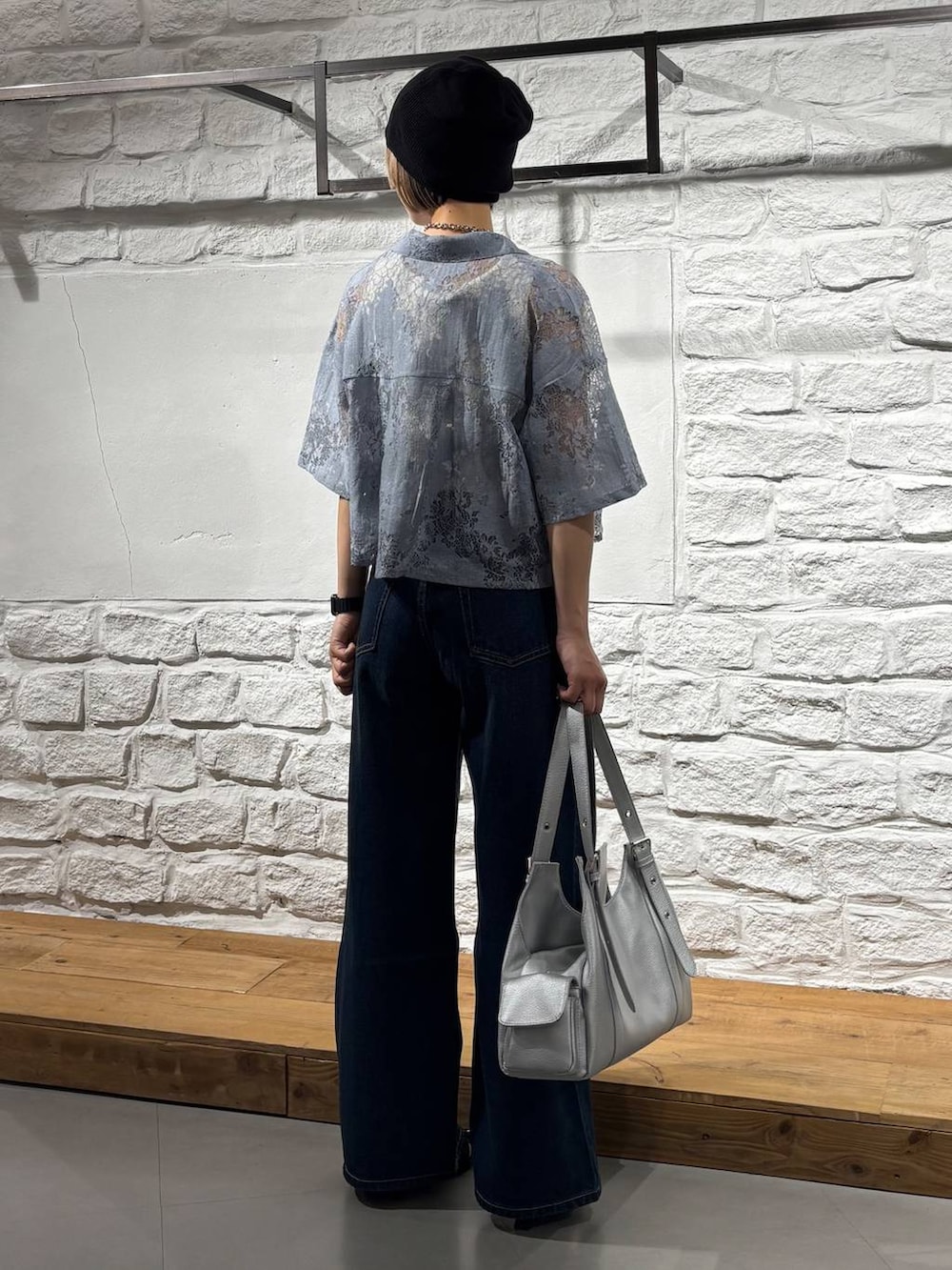 ブルー系のデニムパンツ、ホワイト系のタンクトップ、ブラック系のサンダルを着用したレディースの夏コーディネートの5枚目の写真