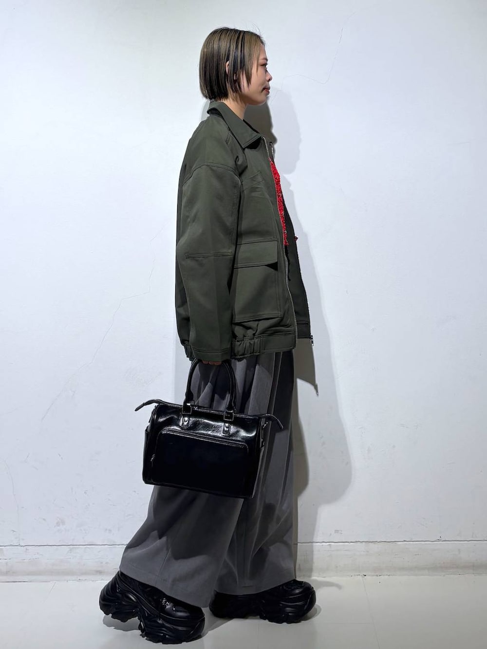 ホワイト系のスニーカー、ブラック系のショルダーバッグ、ホワイト系のTシャツ/カットソーを着用したレディースの春コーディネートの3枚目の写真