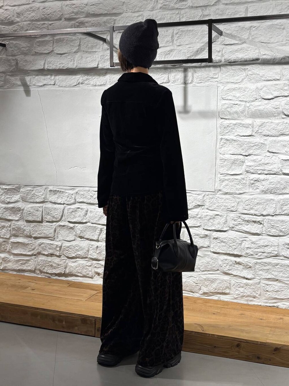 ブラック系のシャツ/ブラウス、ブラック系のスニーカー、その他のその他パンツを着用したレディースの秋コーディネートの6枚目の写真