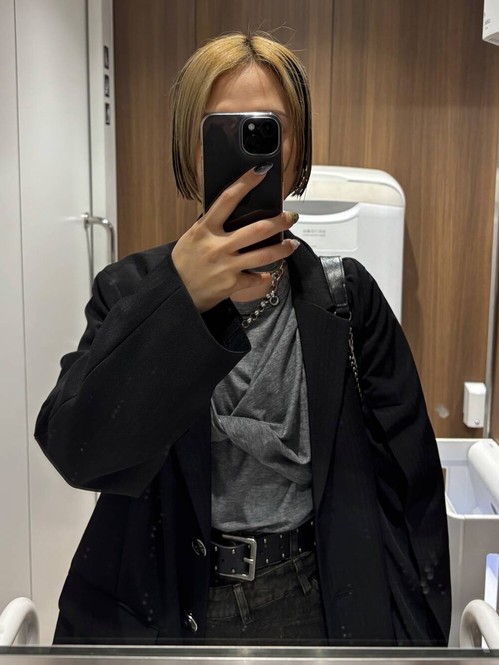 ブラック系のスニーカー、ブラック系のテーラードジャケット、グレー系のTシャツ/カットソーを着用したレディースの春コーディネートの2枚目の写真