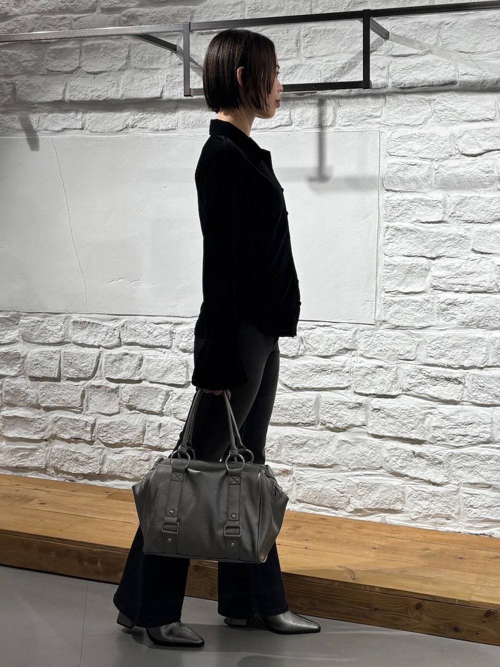 ブラック系のシャツ/ブラウス、その他のボストンバッグ、ブラック系のデニムパンツを着用したレディースの秋コーディネートの4枚目の写真