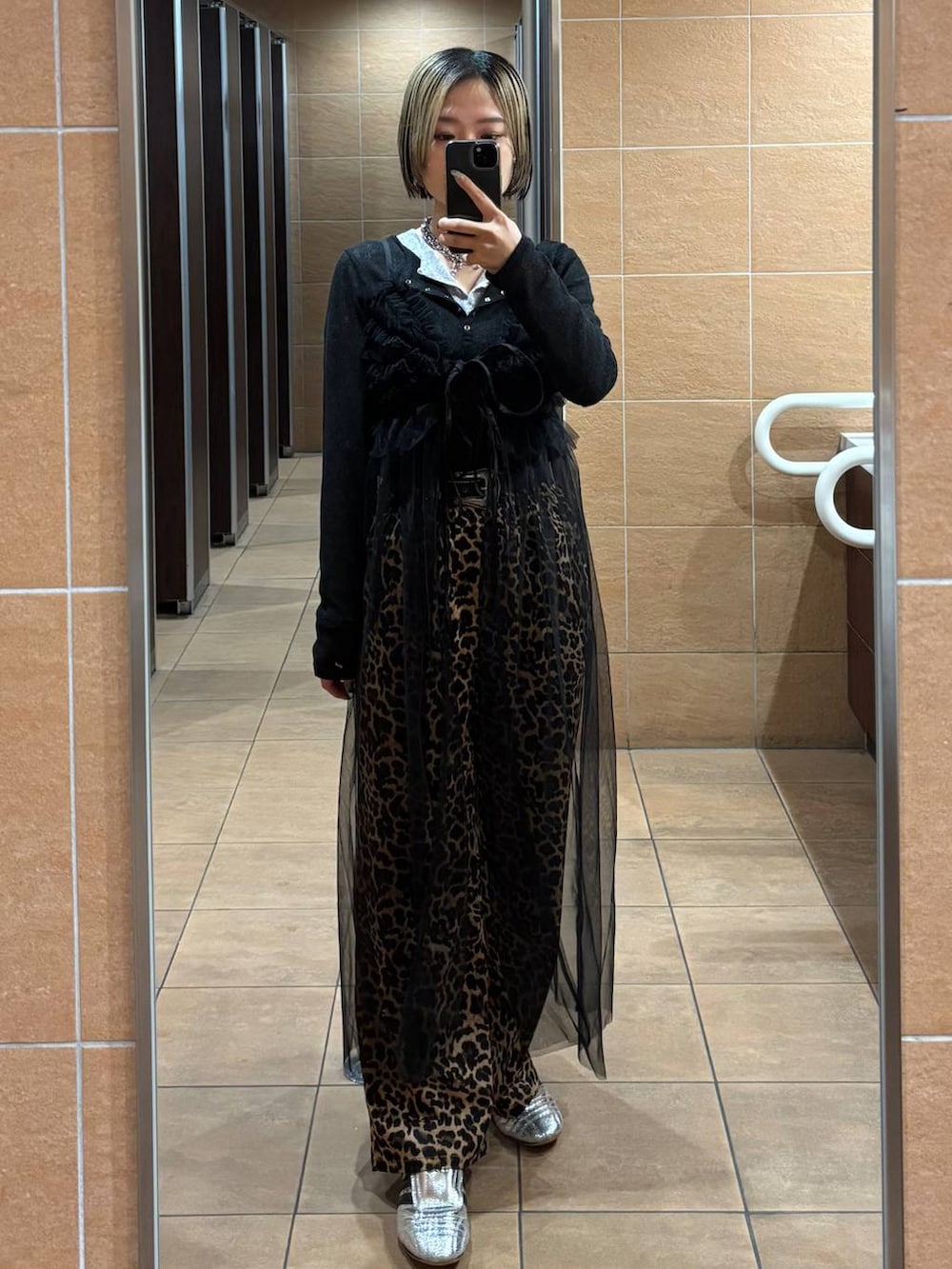 ブラック系のワンピース、ブラック系のTシャツ/カットソー、ブルー系のTシャツ/カットソーを着用したレディースの春コーディネートの2枚目の写真