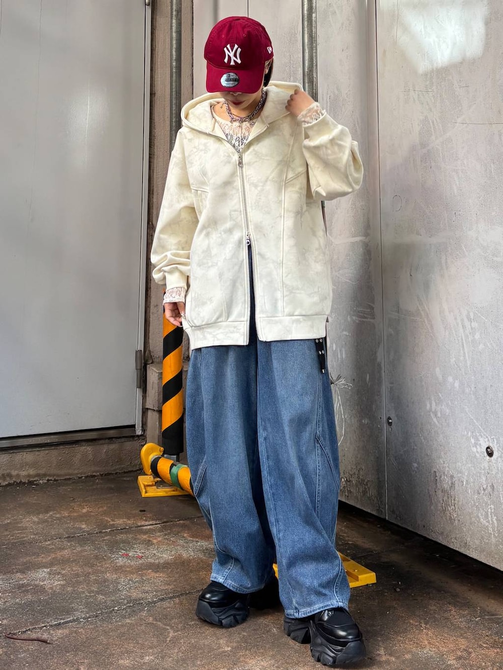 ブラック系のブーツ、ホワイト系のTシャツ/カットソー、ホワイト系のパーカーを着用したレディースの冬コーディネートの6枚目の写真