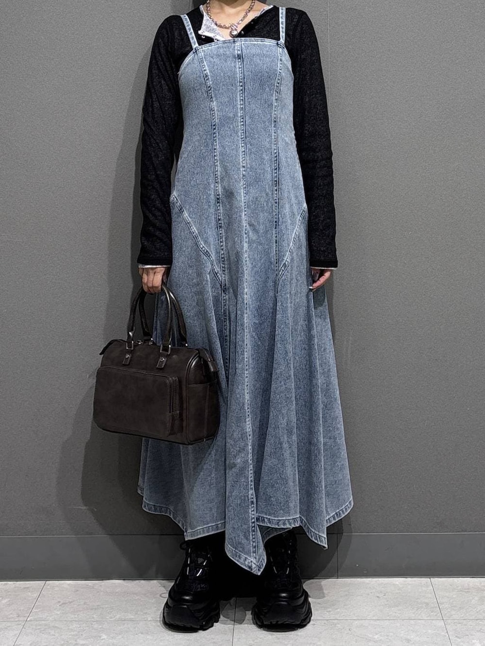 ブラック系のスニーカー、グレー系のショルダーバッグ、ブルー系のワンピースを着用したレディースの春コーディネートの2枚目の写真