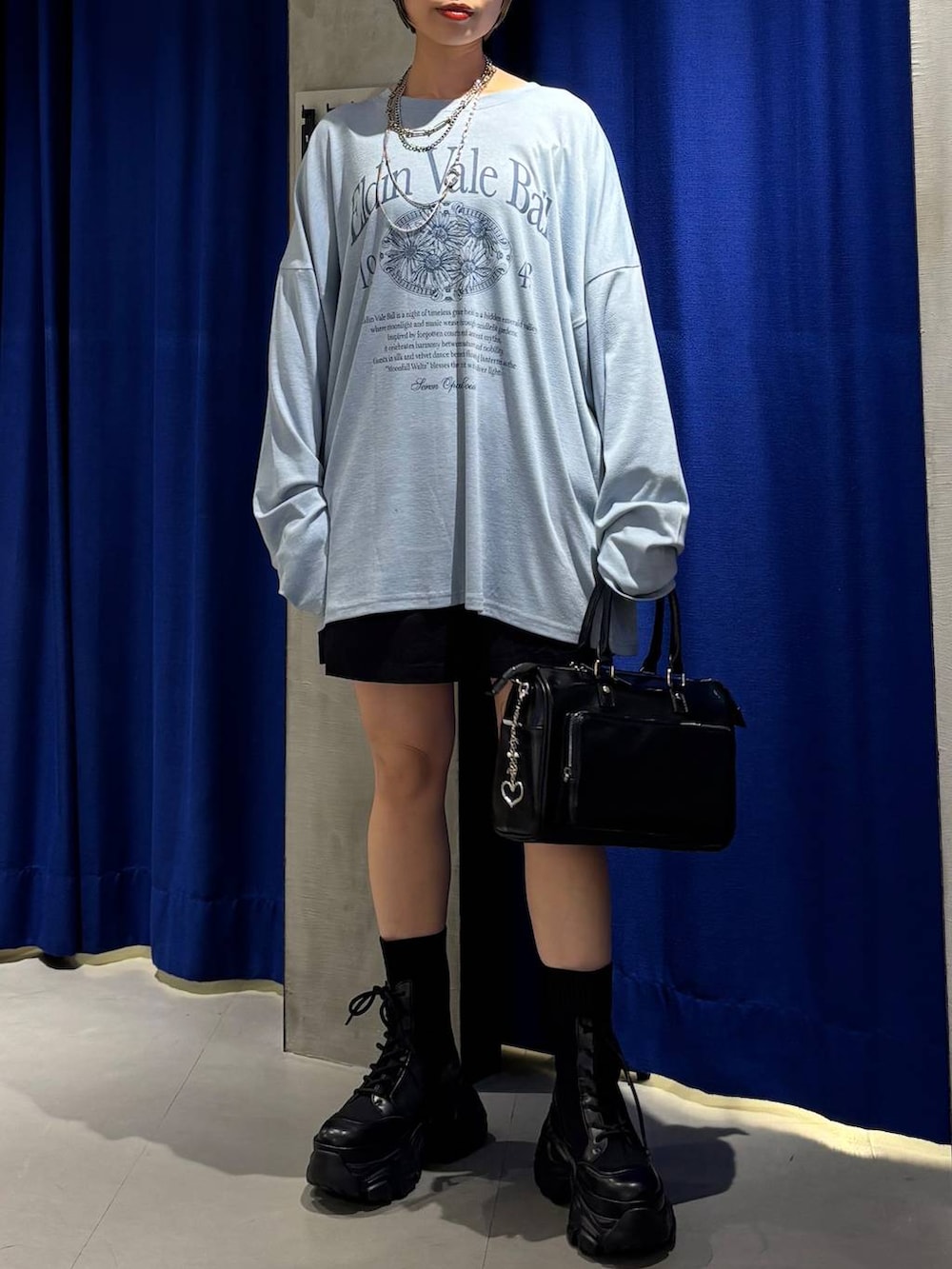 ブラック系のブーツ、ブラック系のショルダーバッグ、ブラック系のその他パンツを着用したレディースの春コーディネートの3枚目の写真