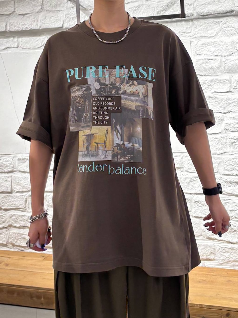 グリーン系のスラックス、ブラウン系のTシャツ/カットソー、ブラック系のサンダルを着用したレディースの夏コーディネートの4枚目の写真