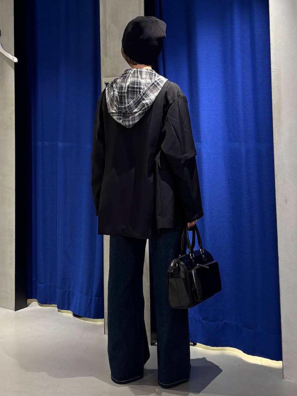 ブルー系のスラックス、ブラック系のショルダーバッグ、ブラック系のサンダルを着用したレディースの春コーディネートの3枚目の写真