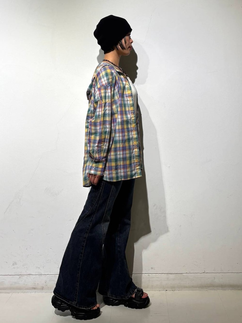 ブルー系のデニムパンツ、ホワイト系のタンクトップ、イエロー系のシャツ/ブラウスを着用したレディースの春コーディネートの4枚目の写真