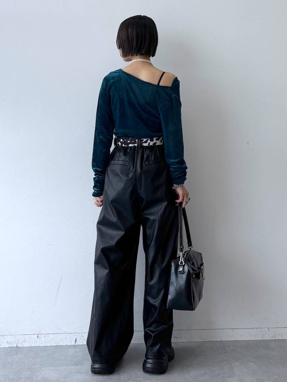 ブラック系のスニーカー、ブラック系のスラックス、ブルー系のTシャツ/カットソーを着用したレディースの秋コーディネートの6枚目の写真