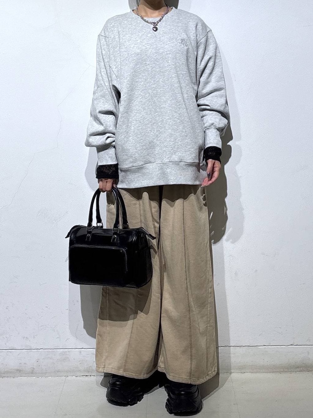 ブラック系のスニーカー、ブラック系のTシャツ/カットソー、グレー系のスウェットを着用したレディースの春コーディネートの2枚目の写真