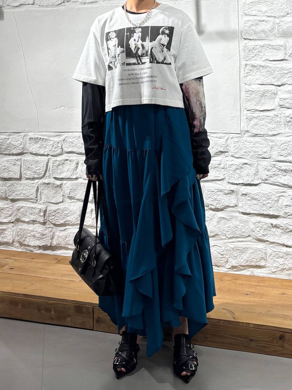 ホワイト系のTシャツ/カットソー、ブラック系のTシャツ/カットソー、ブルー系のスカートを着用したレディースの夏コーディネートの3枚目の写真