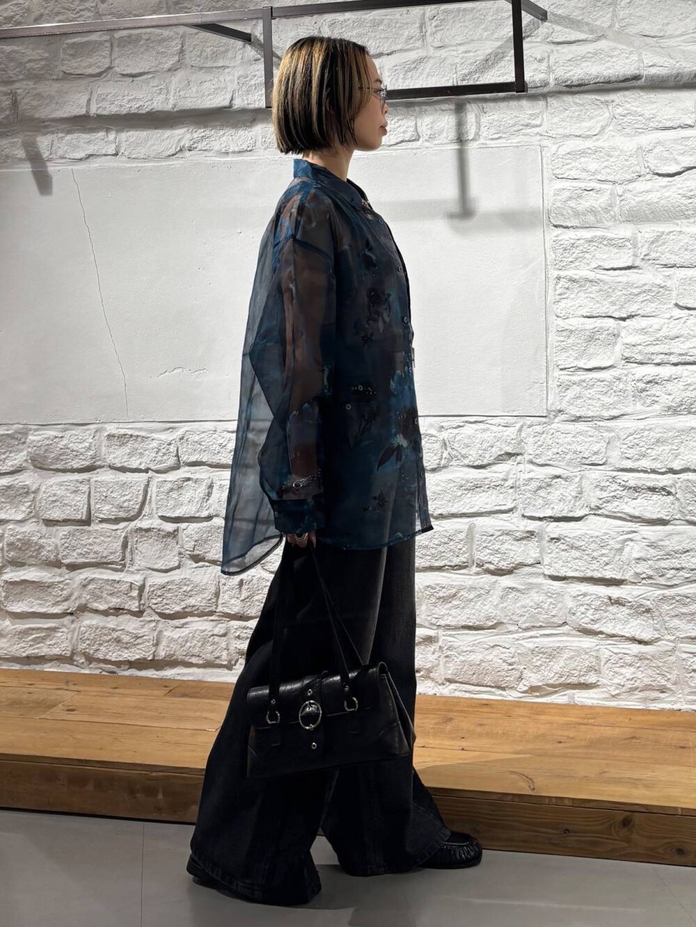 ブラック系のデニムパンツ、ブルー系のシャツ/ブラウス、ブラック系のタンクトップを着用したレディースの夏コーディネートの5枚目の写真