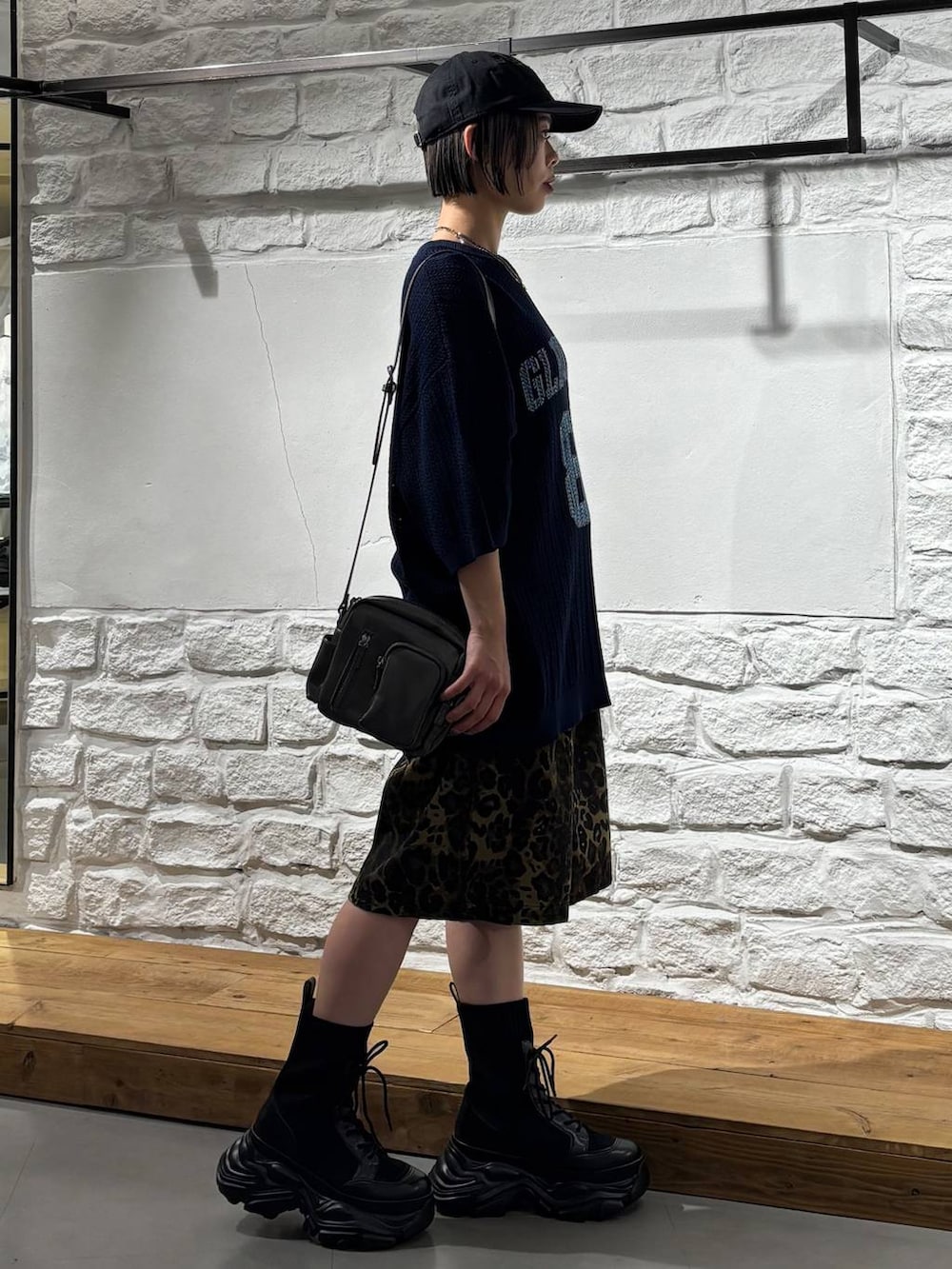 ブラック系のブーツ、その他のデニムパンツ、グレー系のショルダーバッグを着用したレディースの春コーディネートの4枚目の写真