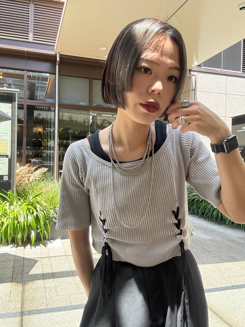 ブラック系のカーゴパンツ、グレー系のTシャツ/カットソー、ブラック系のスニーカーを着用したレディースの夏コーディネートの7枚目の写真