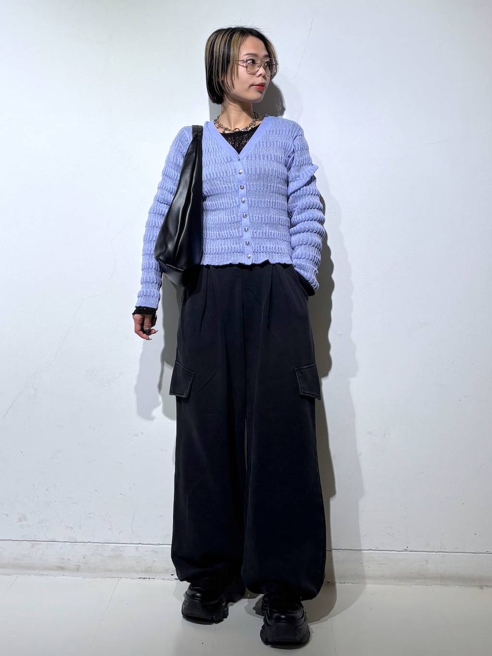 ブラック系のスニーカー、ブラック系のトートバッグ、ブラック系のTシャツ/カットソーを着用したレディースの春コーディネートの2枚目の写真