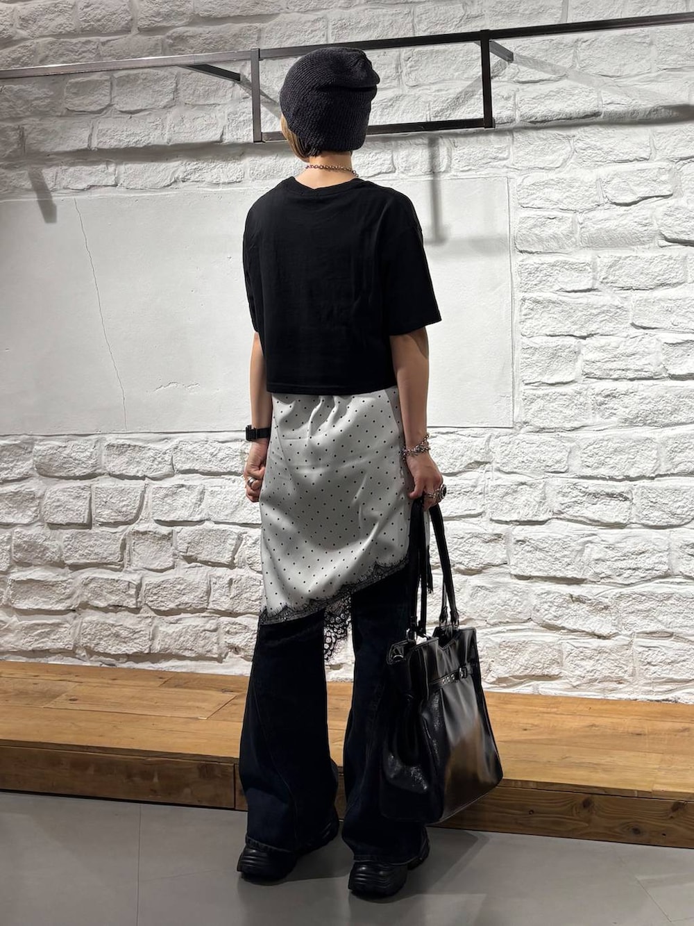 ブラック系のTシャツ/カットソー、ホワイト系のチュニック、ブルー系のデニムパンツを着用したレディースの夏コーディネートの6枚目の写真