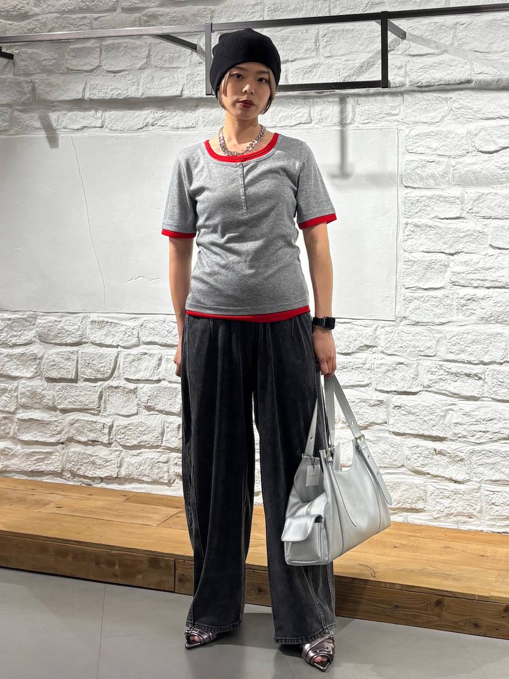 ブラック系のデニムパンツ、その他のサンダル、シルバー系のハンドバッグを着用したレディースの夏コーディネートの2枚目の写真