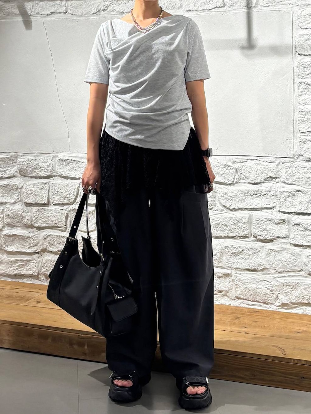 ブラック系のその他パンツ、グレー系のサンダル、ブルー系のハンドバッグを着用したレディースの春コーディネートの3枚目の写真