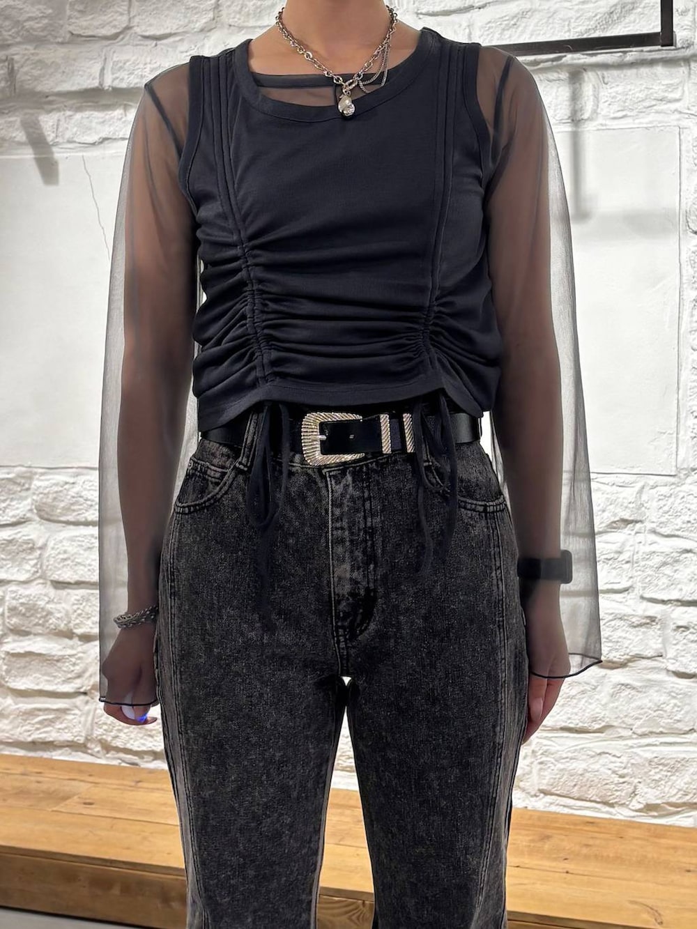 ブラック系のショルダーバッグ、グレー系のTシャツ/カットソー、ブラック系のデニムパンツを着用したレディースの夏コーディネートの4枚目の写真