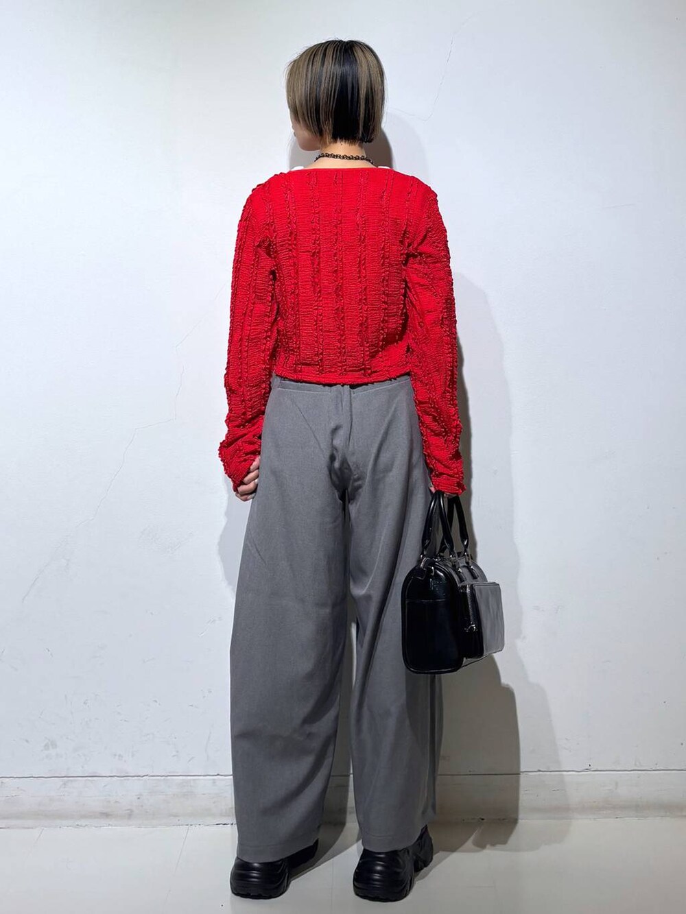 ブラック系のショルダーバッグ、ホワイト系のTシャツ/カットソー、レッド系のTシャツ/カットソーを着用したレディースの春コーディネートの5枚目の写真