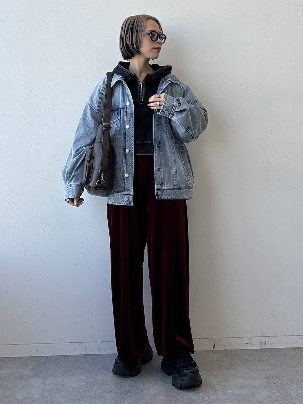 ブラック系のスニーカー、レッド系のその他パンツ、グレー系のパーカーを着用したレディースの冬コーディネートの4枚目の写真