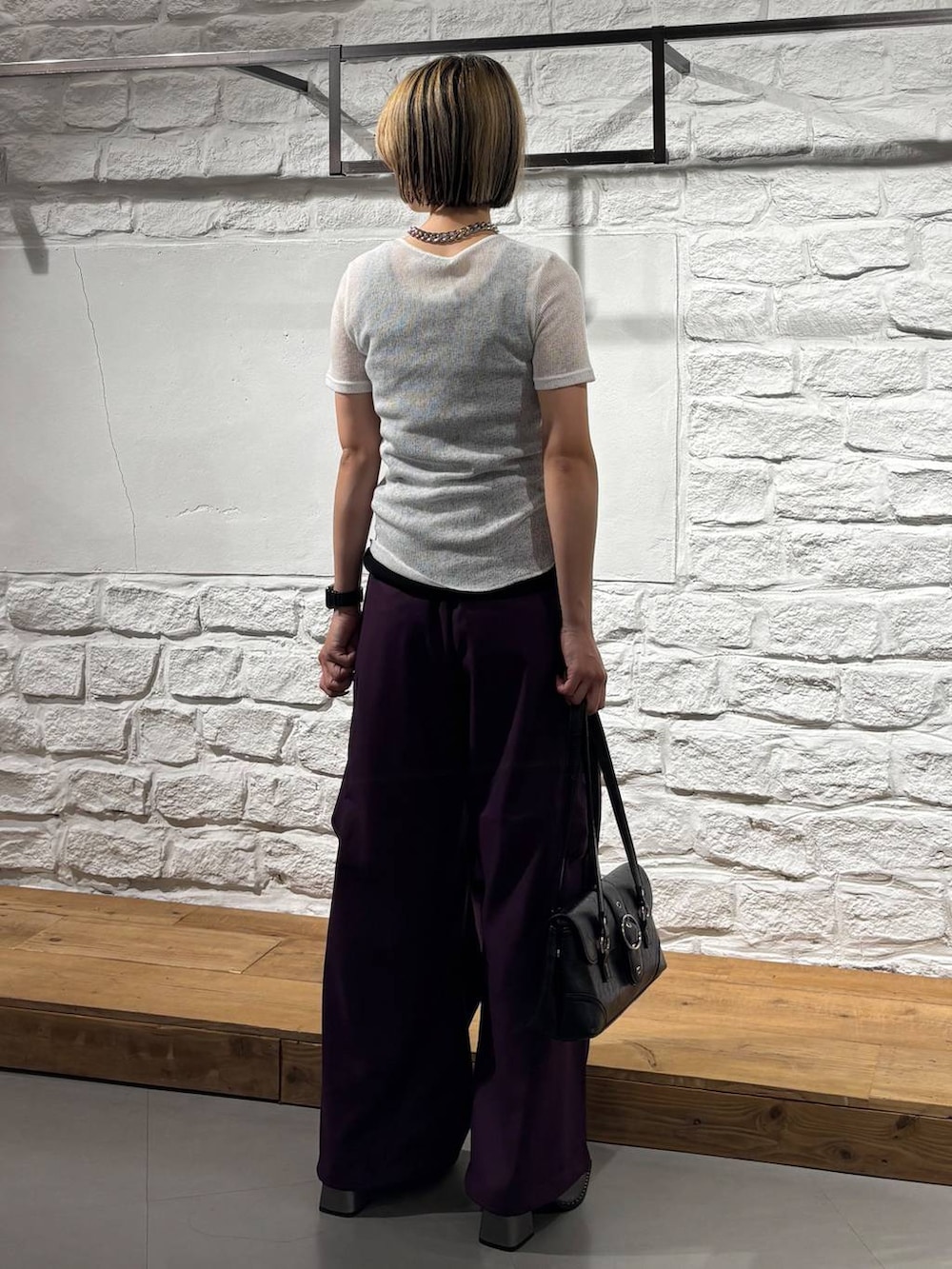 パープル系のカーゴパンツ、ブラック系のタンクトップ、ホワイト系のTシャツ/カットソーを着用したレディースの夏コーディネートの5枚目の写真