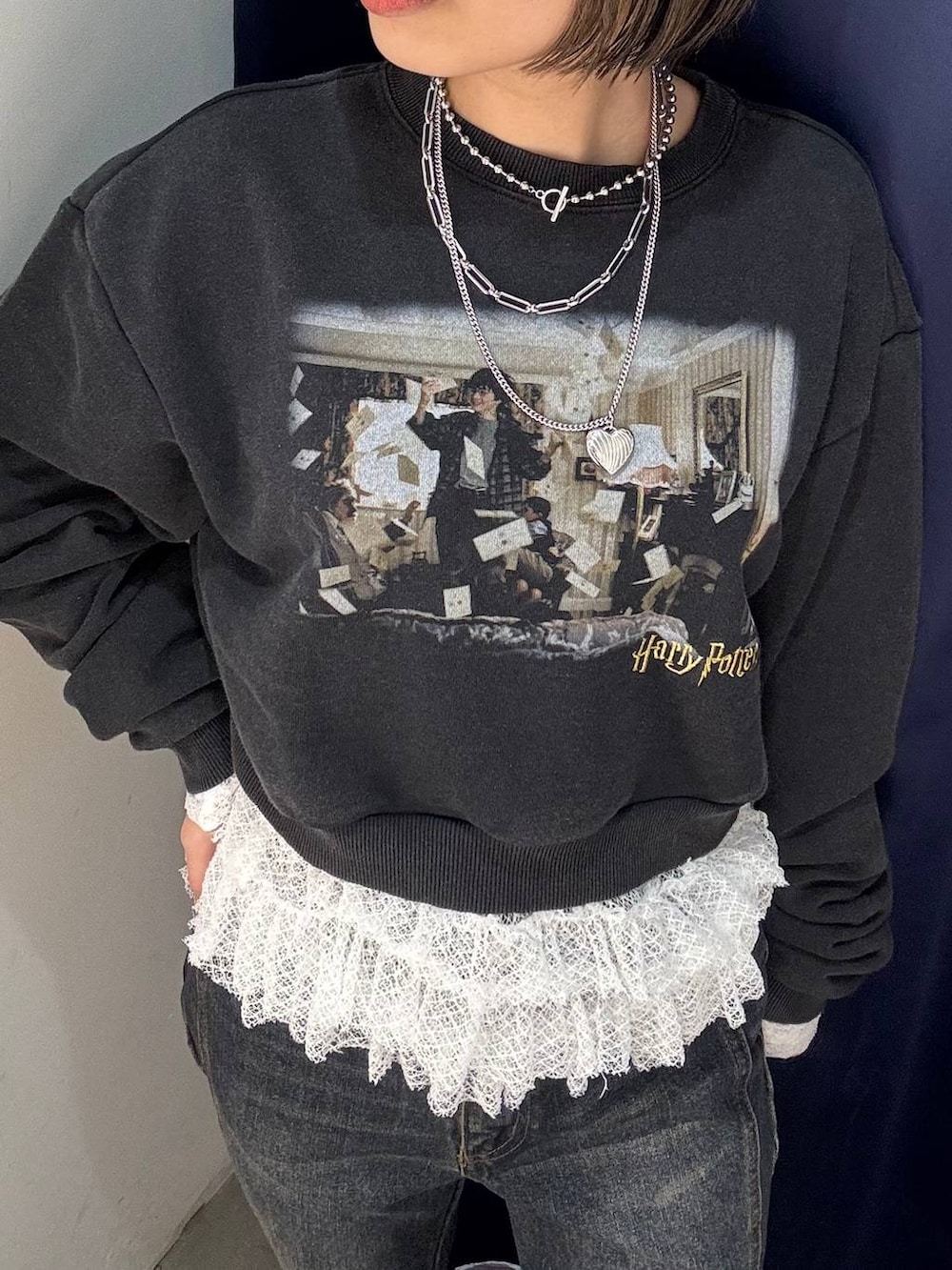 ホワイト系のTシャツ/カットソー、ブラック系のスニーカー、ブルー系のデニムパンツを着用したレディースの秋コーディネートの2枚目の写真