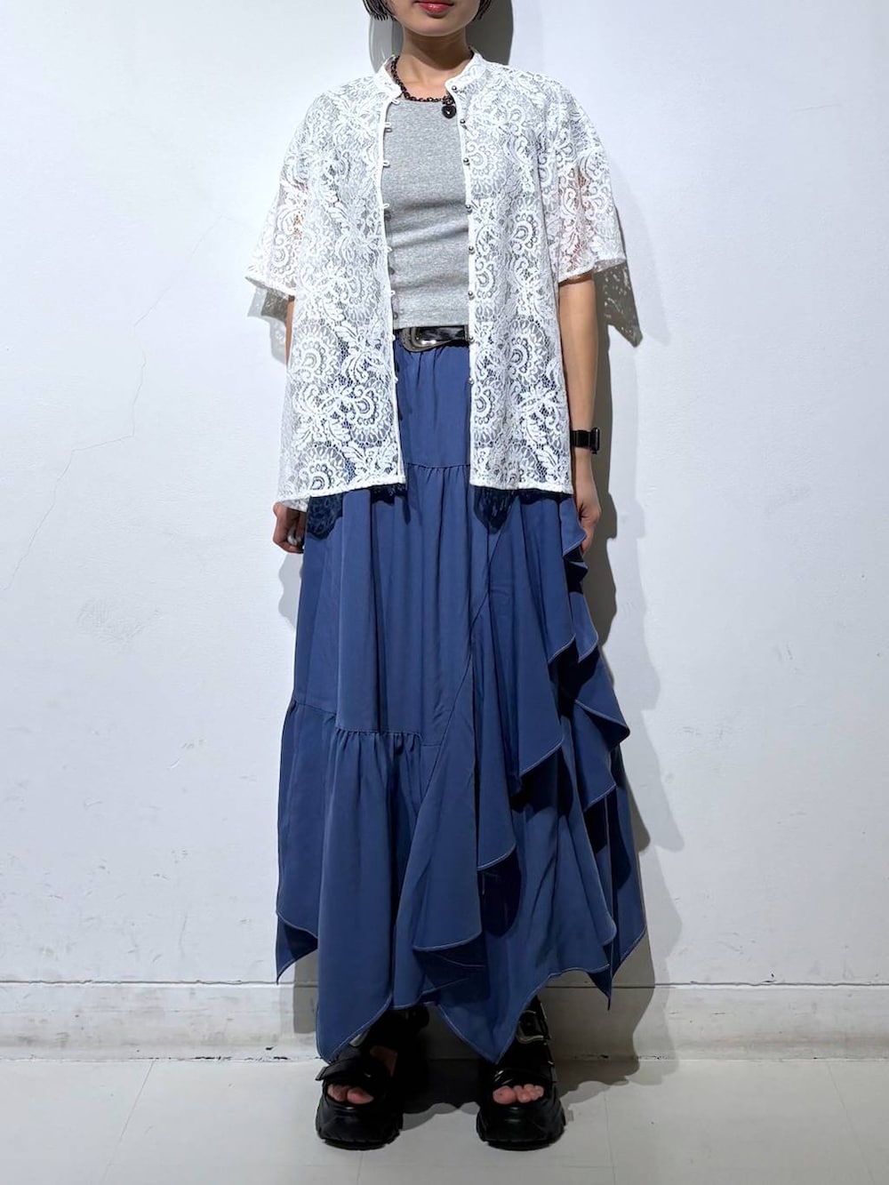 ホワイト系のシャツ/ブラウス、ブルー系のスカート、グレー系のTシャツ/カットソーを着用したレディースの春コーディネートの3枚目の写真
