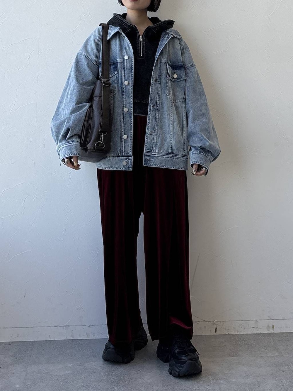 ブラック系のスニーカー、レッド系のその他パンツ、グレー系のパーカーを着用したレディースの冬コーディネートの5枚目の写真