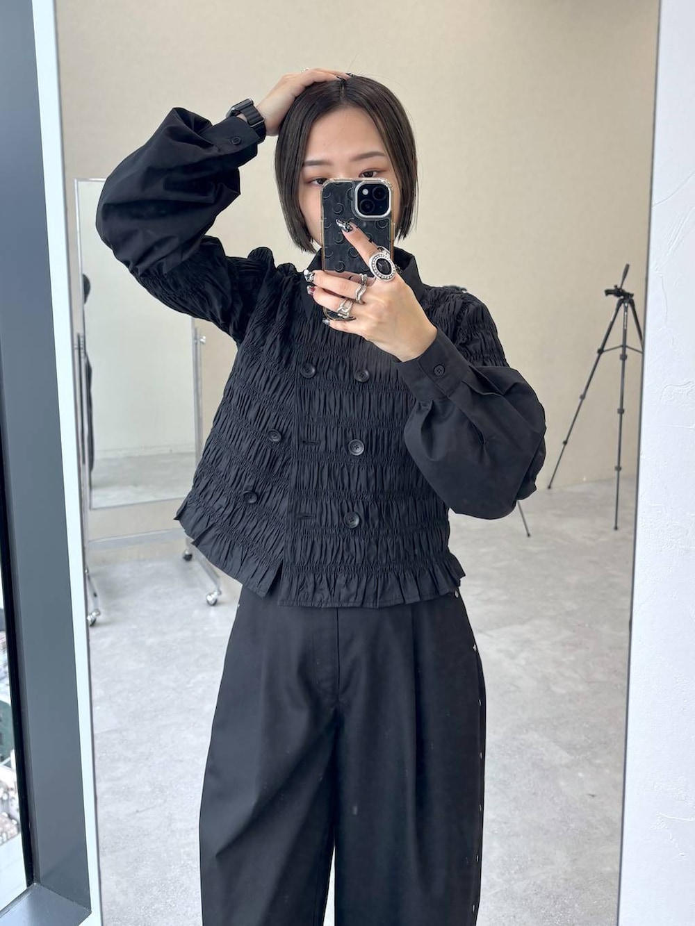 ブラック系のTシャツ/カットソーを着用したレディースの秋コーディネートの2枚目の写真