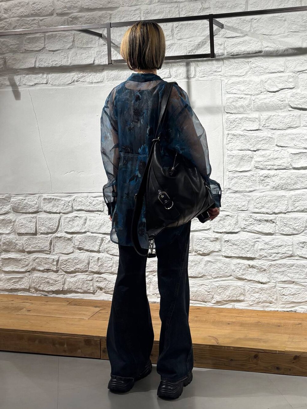 ブラック系のショルダーバッグ、ブルー系のシャツ/ブラウス、ブルー系のデニムパンツを着用したレディースの夏コーディネートの6枚目の写真