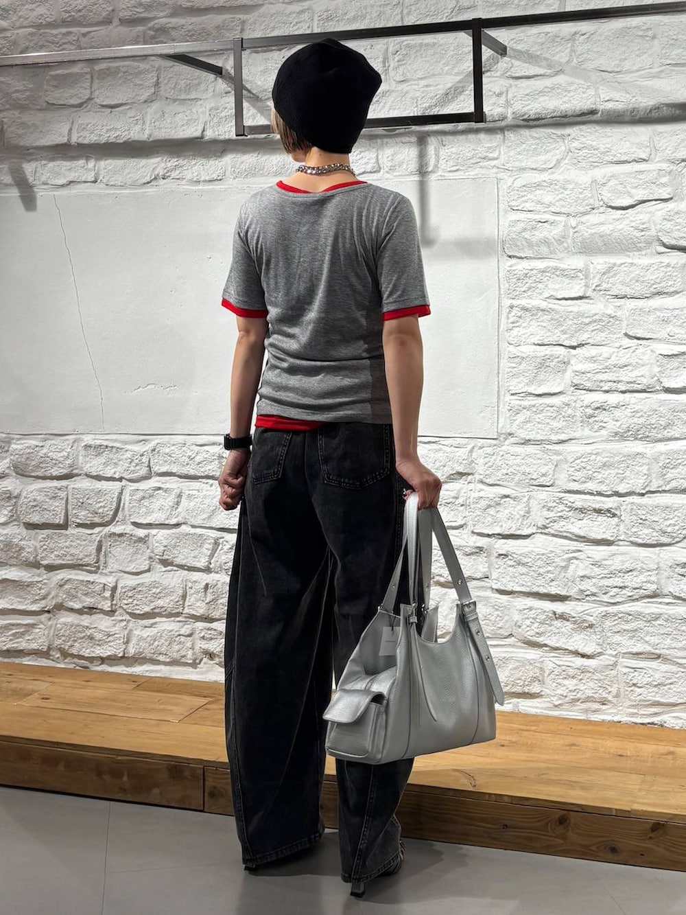 ブラック系のデニムパンツ、その他のサンダル、シルバー系のハンドバッグを着用したレディースの夏コーディネートの5枚目の写真