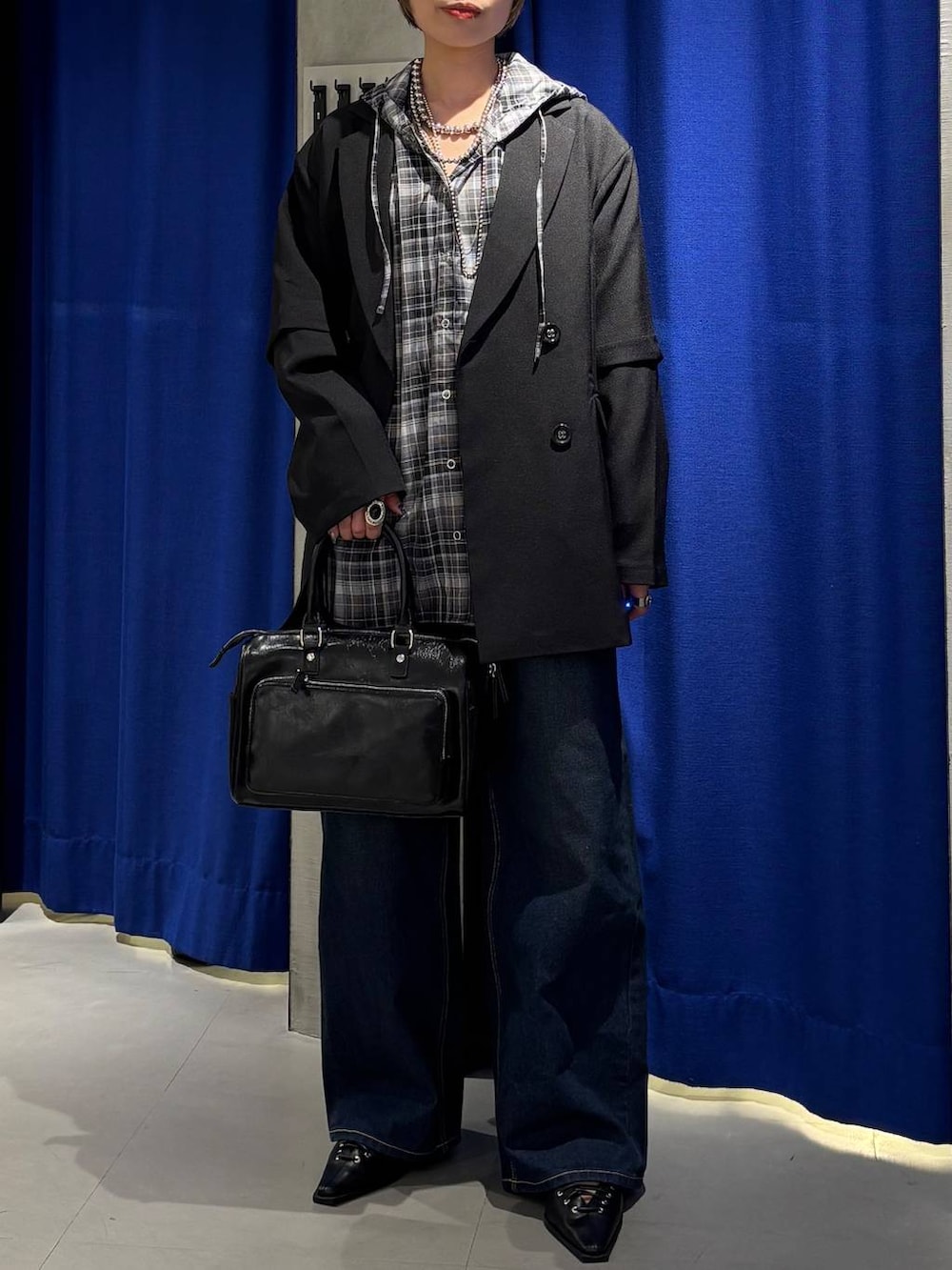 ブルー系のスラックス、ブラック系のショルダーバッグ、ブラック系のサンダルを着用したレディースの春コーディネートの2枚目の写真