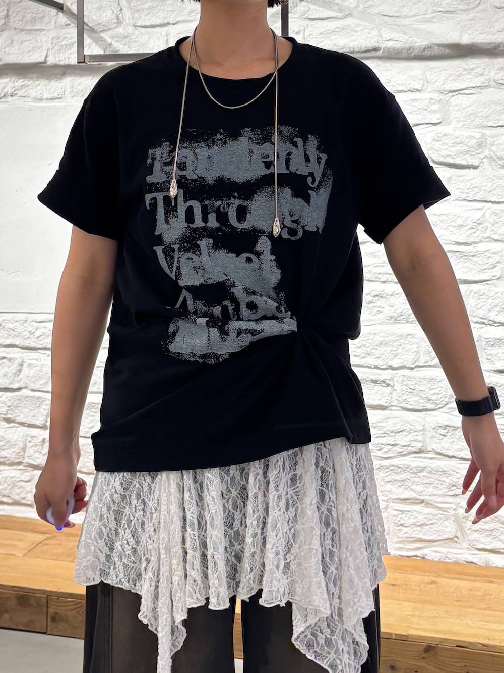 ブラウン系のデニムパンツ、ブラック系のショルダーバッグ、ブラック系のTシャツ/カットソーを着用したレディースの夏コーディネートの3枚目の写真