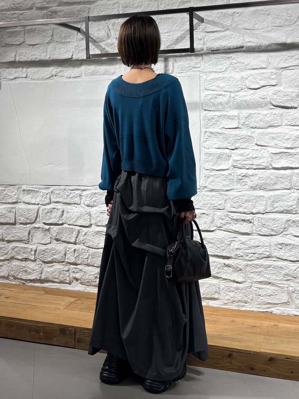 ブラック系のシャツ/ブラウス、ブラック系のショルダーバッグ、グレー系のスカートを着用したレディースの秋コーディネートの5枚目の写真